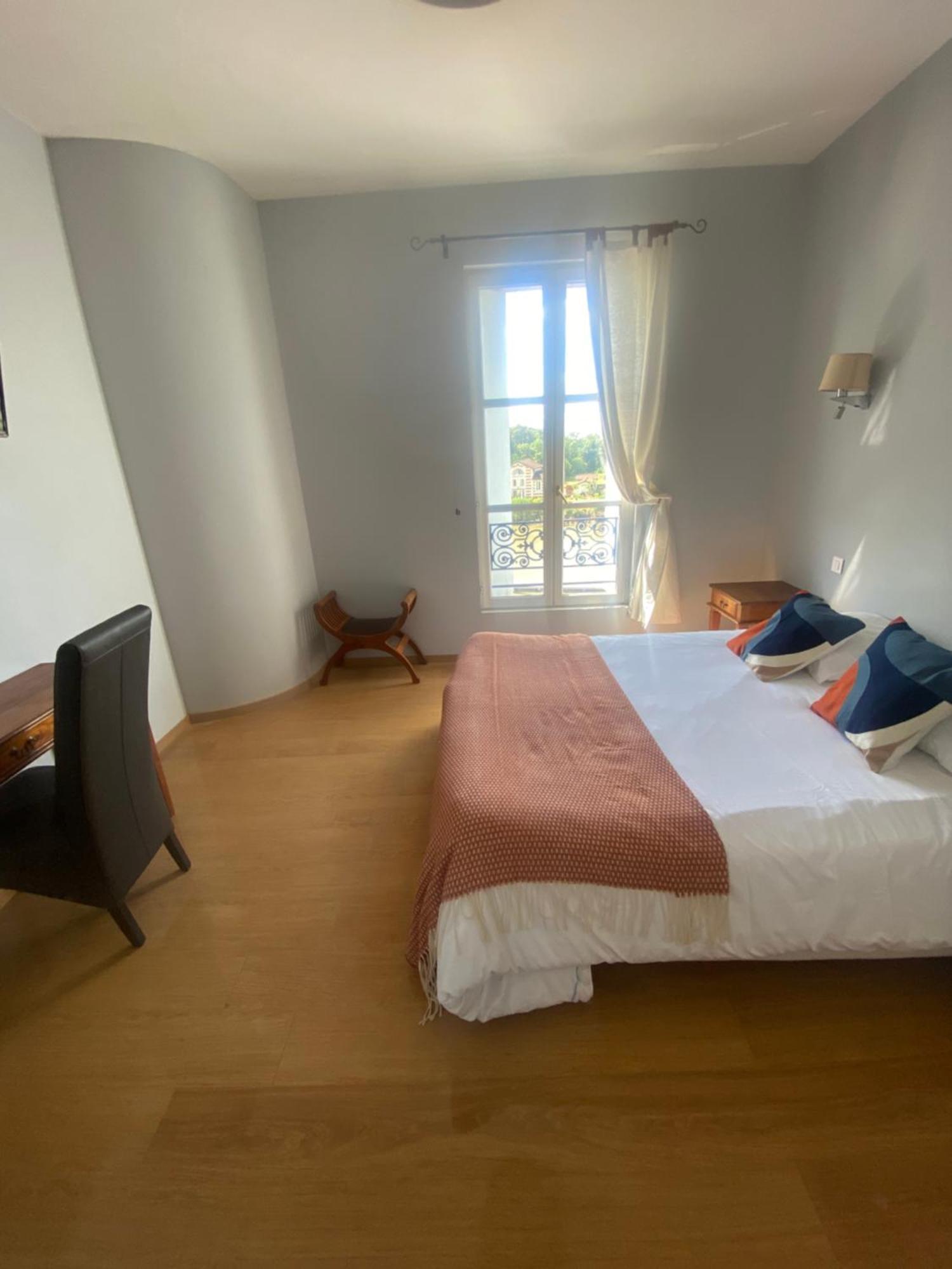 Logis Hotel De La Tour Libourne Ngoại thất bức ảnh